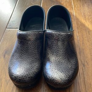 Dansko Clogs size 39 - barely worn